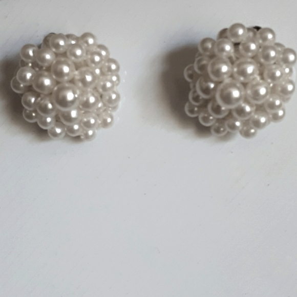 Vintage Pearls Clip On Earrings - Picture 3 of 6